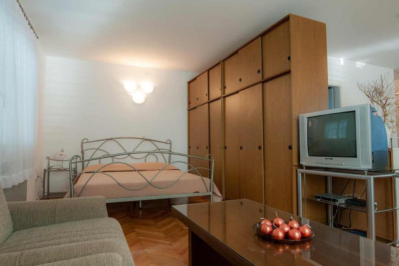 Amazing Seaview Apartment With A Balcony Near The Beach - Kneza Trpimira I Zadar Bagian luar foto