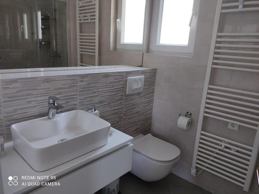 Amazing Seaview Apartment With A Balcony Near The Beach - Kneza Trpimira I Zadar Bagian luar foto