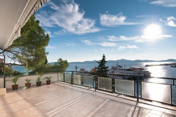 Amazing Seaview Apartment With A Balcony Near The Beach - Kneza Trpimira I Zadar Bagian luar foto
