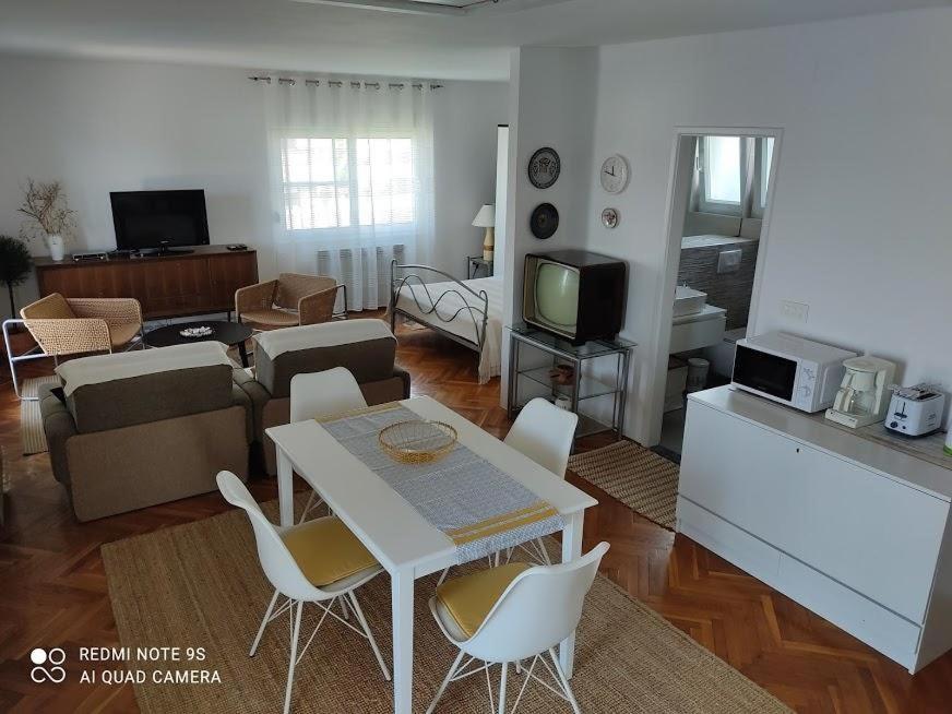 Amazing Seaview Apartment With A Balcony Near The Beach - Kneza Trpimira I Zadar Bagian luar foto
