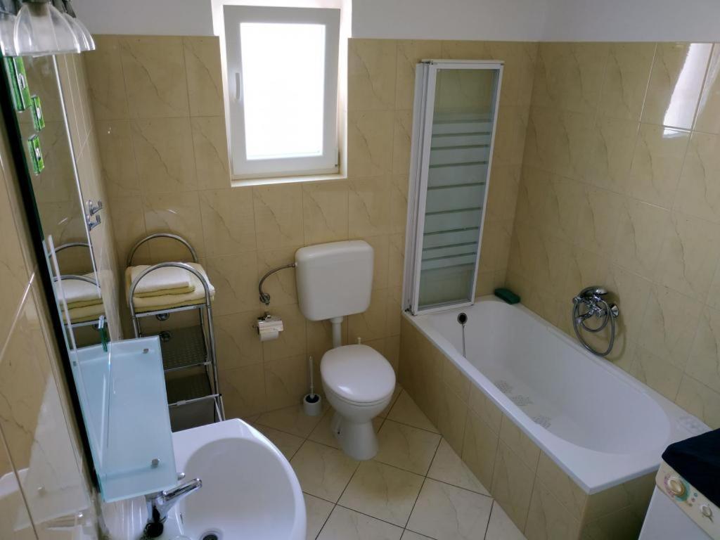 Amazing Seaview Apartment With A Balcony Near The Beach - Kneza Trpimira I Zadar Bagian luar foto