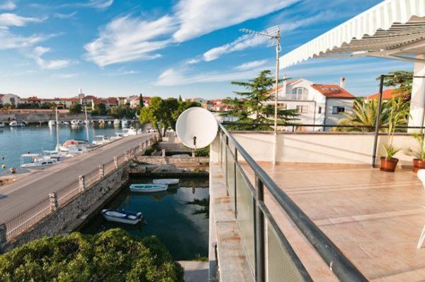 Amazing Seaview Apartment With A Balcony Near The Beach - Kneza Trpimira I Zadar Bagian luar foto